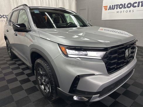 Used 2025 Honda Pilot TrailSport image 2