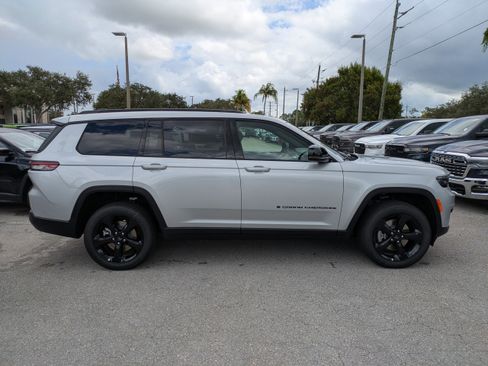 New 2025 Jeep Grand Cherokee L Altitude image 4