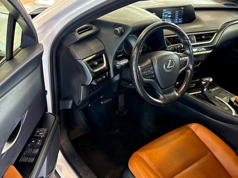 Used 2022 Lexus UX 200 w/ Premium Package image 10