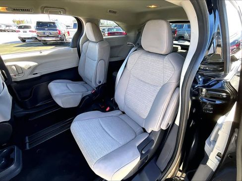 Used 2024 Toyota Sienna LE image 21