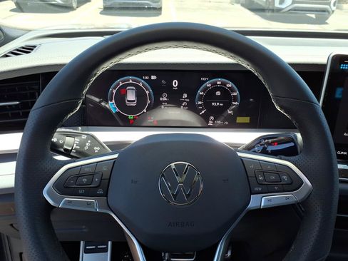 New 2026 Volkswagen Tiguan SE R-Line AWD/4WD image 18