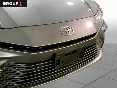 Used 2025 Toyota Camry XLE AWD/4WD image 30