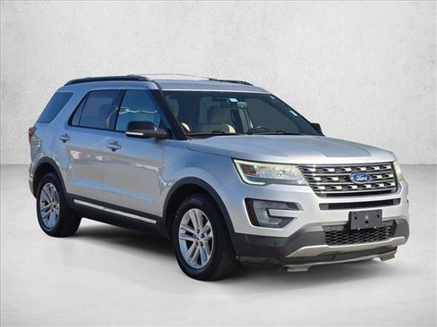 Used 2017 Ford Explorer XLT w/ Equipment Group 201A FWD image 3