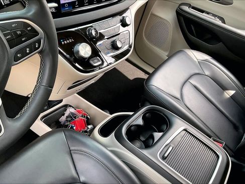 Used 2023 Chrysler Pacifica Touring-L FWD image 27