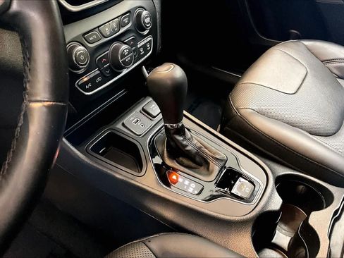 Used 2020 Jeep Cherokee Limited FWD image 16