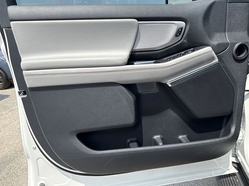 New 2025 Ford Expedition Active image 9