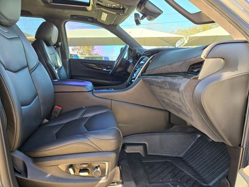Certified 2020 Cadillac Escalade Platinum w/ Escalade Sport Edition image 29