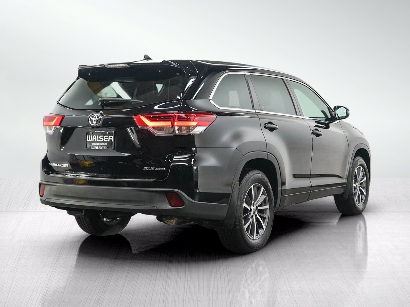 Used 2017 Toyota Highlander XLE AWD/4WD image 5