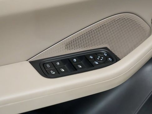 Used 2025 Porsche Macan 4S Electric AWD/4WD image 23