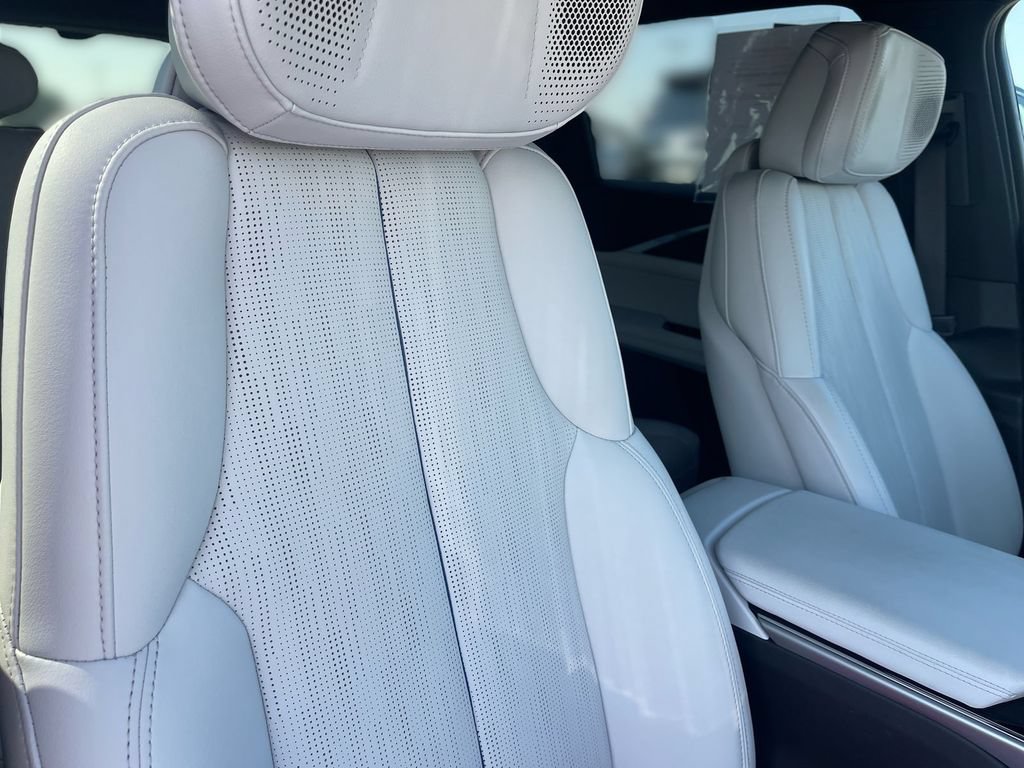 Certified 2024 Cadillac Lyriq Luxury AWD/4WD image 33