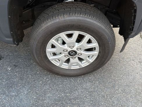Certified 2025 Toyota Tacoma SR5 AWD/4WD image 38