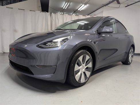 Used 2023 Tesla Model Y Long Range image 5