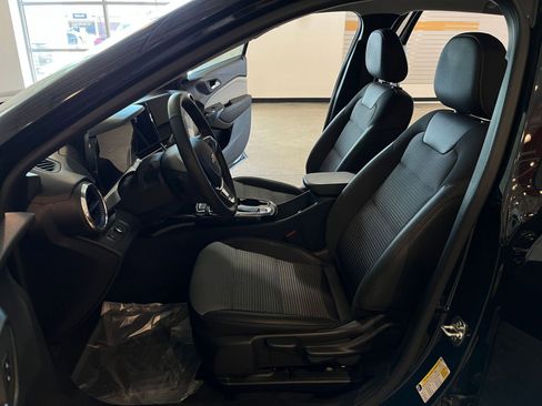 Used 2025 Chevrolet Trax LT w/ LT Convenience Package image 23