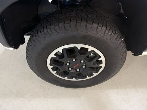 Used 2025 Toyota Tacoma TRD Off-Road AWD/4WD image 11
