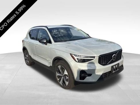 Used 2024 Volvo XC40 B5 Plus w/ Protection Package Premier AWD/4WD image 3