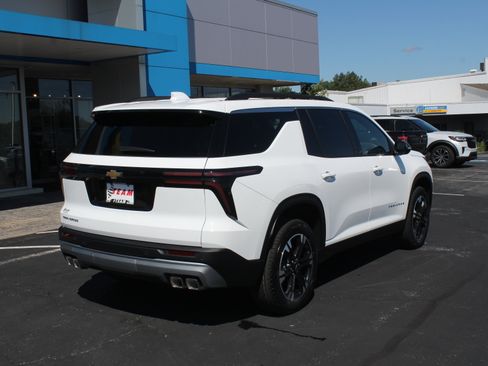 New 2027 Chevrolet Traverse LT w/ Sun and Wheel Package FWD image 4