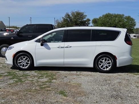 Used 2024 Chrysler Pacifica Touring-L image 4