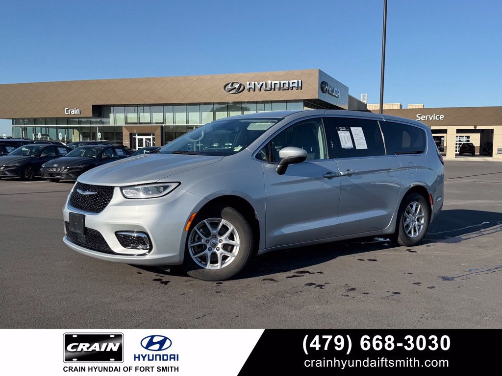 Used 2023 Chrysler Pacifica Touring-L FWD image 1