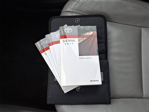 Used 2017 Toyota Sienna XLE image 27