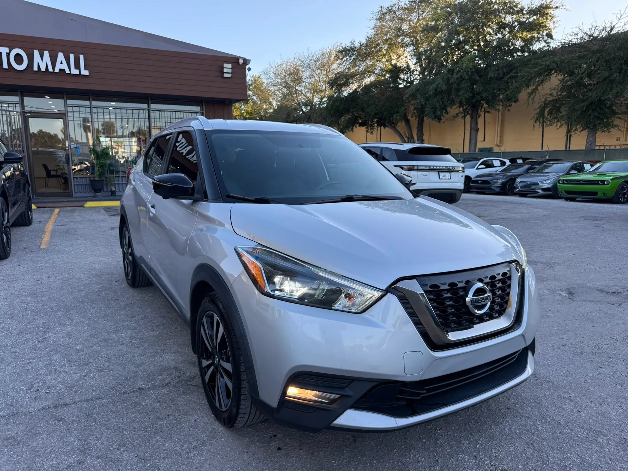 Used 2019 Nissan Kicks SR w/ SR Premium Package FWD image 3