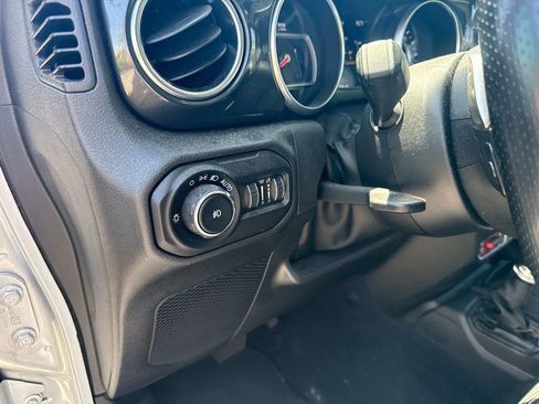 Used 2022 Jeep Wrangler Unlimited Rubicon AWD/4WD image 20