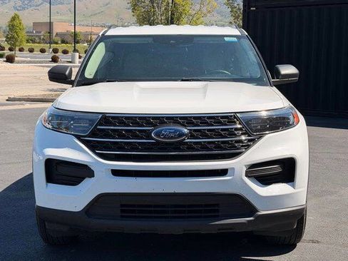 Used 2022 Ford Explorer XLT AWD/4WD image 3