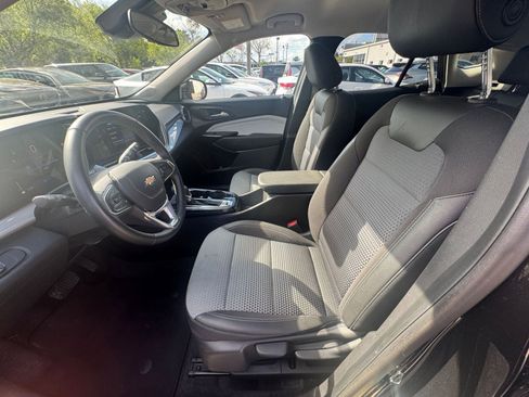 Used 2025 Chevrolet Trax LT w/ LT Convenience Package image 25