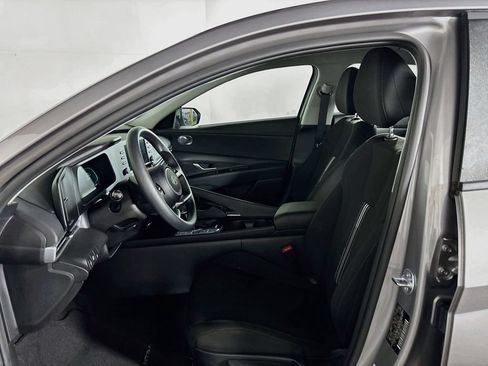 Used 2025 Hyundai Elantra Hybrid FWD image 11