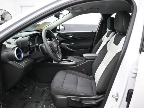 Used 2025 Chevrolet Trax LS w/ LS Convenience Package FWD image 10