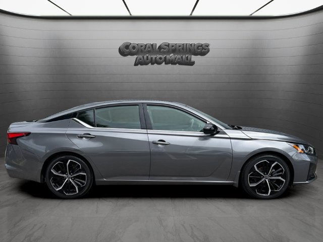 Used 2023 Nissan Altima 2.5 SR FWD image 8