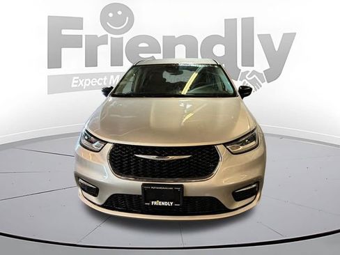 Used 2024 Chrysler Pacifica Touring-L FWD image 2
