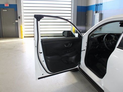 Used 2023 Honda HR-V LX image 7