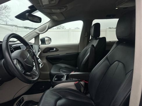 Used 2019 Chrysler Pacifica Touring-L w/ Advanced Safetytec Group image 11