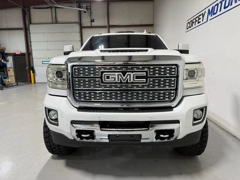 Used 2017 GMC Sierra 2500 Denali w/ Duramax Plus Package AWD/4WD image 9