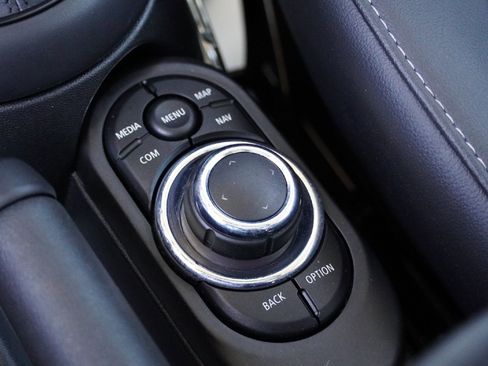 Used 2023 MINI Cooper 2-Door Hardtop image 17