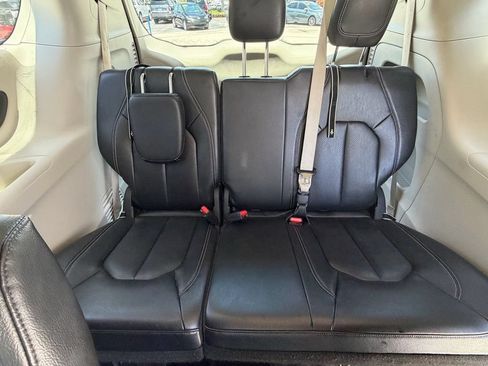 Used 2022 Chrysler Pacifica Touring-L FWD image 13