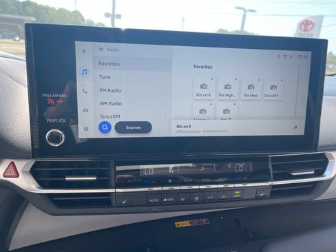 Used 2025 Toyota Sienna XLE FWD image 23