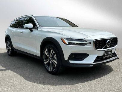 New 2025 Volvo V60 B5 Cross Country Plus w/ Climate Package