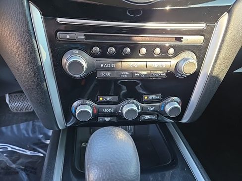 Used 2019 Nissan Pathfinder S image 27