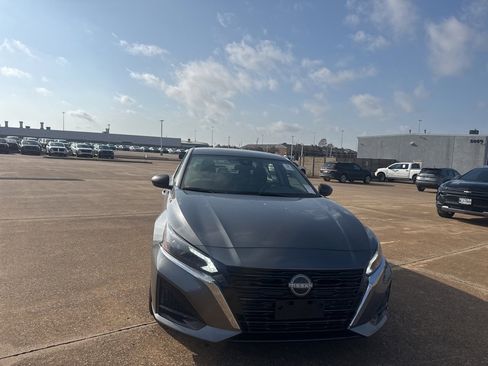 Certified 2025 Nissan Altima 2.5 SV image 3