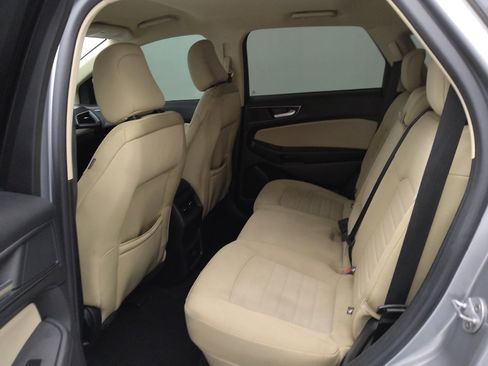 Used 2021 Ford Edge SE image 18