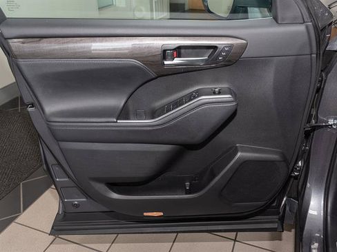 Used 2024 Toyota Highlander Limited AWD/4WD image 10