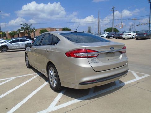 Used 2017 Ford Fusion SE FWD image 5