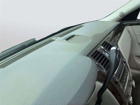 Used 2011 Cadillac DTS Luxury image 27