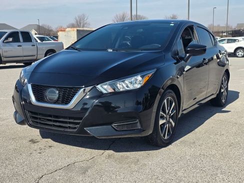 Used 2021 Nissan Versa SV image 3