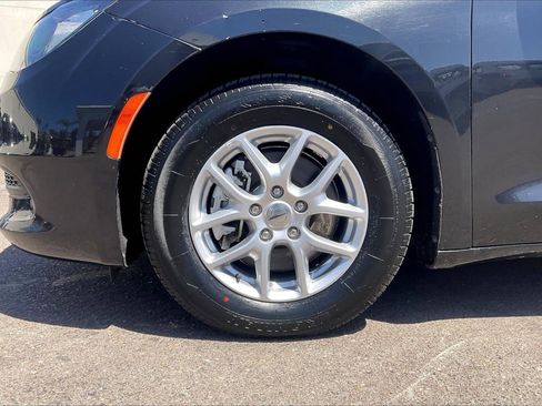 Used 2023 Chrysler Voyager LX image 4