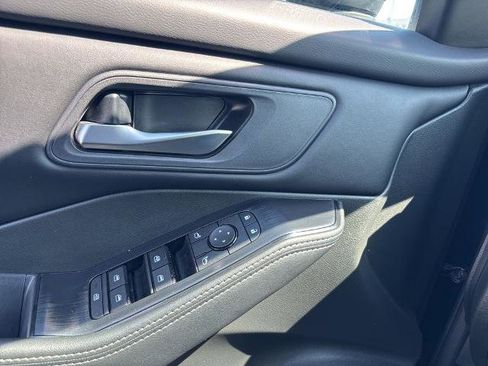Certified 2025 Nissan Rogue SV FWD image 14