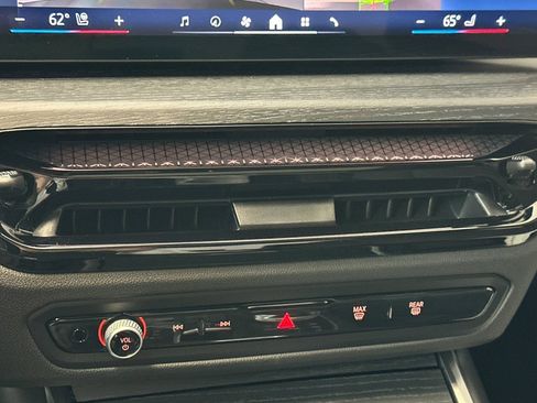 Used 2025 BMW 330i Sedan w/ Premium Package image 16