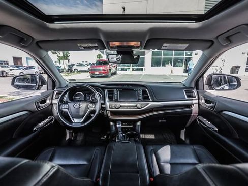 Used 2019 Toyota Highlander XLE AWD/4WD image 36