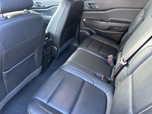 Used 2023 GMC Acadia SLT image 11